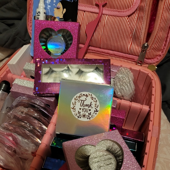 Lashes, Wigs - Picture 1 of 1